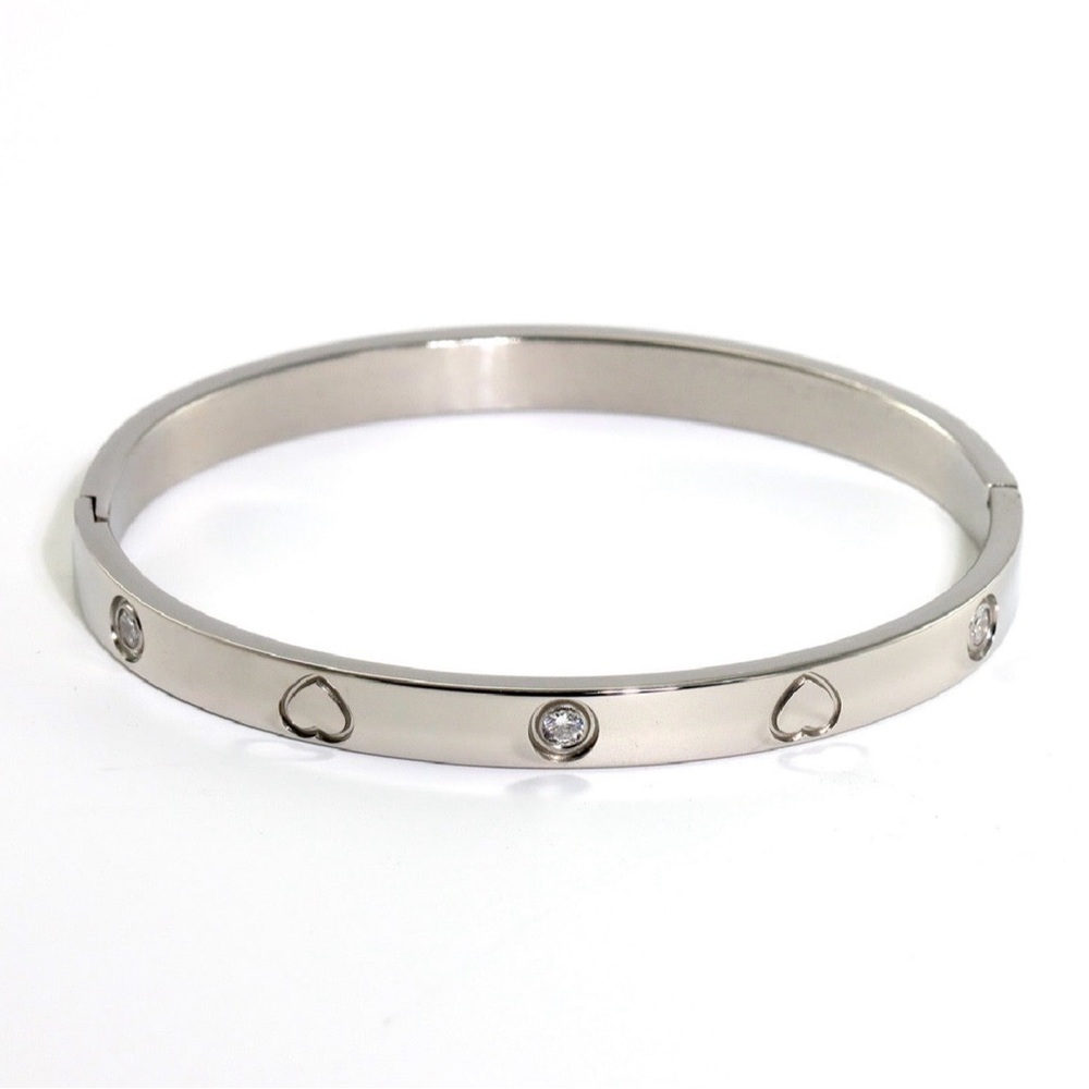 Silver Heart & Crystal Bangle Bracelet
Stainless Steel
Waterproof